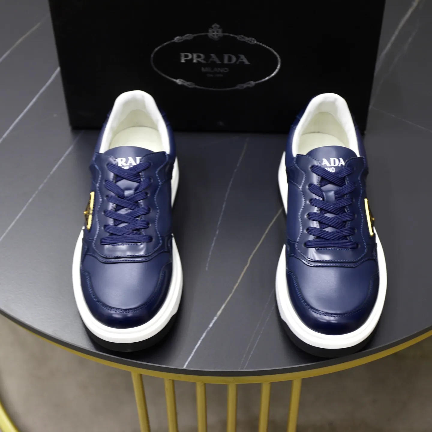 Factory price: 760💰Top original order Brand: PRADA (Prada) Standard code: Men's size 38/44 (45 can be customized) Grade: Same as the official website Material: Original cowhide stitching imported cowhide lining Original combination two-color wear-resistant soft outsole Style category: Leisure and sports version Young fashion European and American trend British style Color: Real picture color